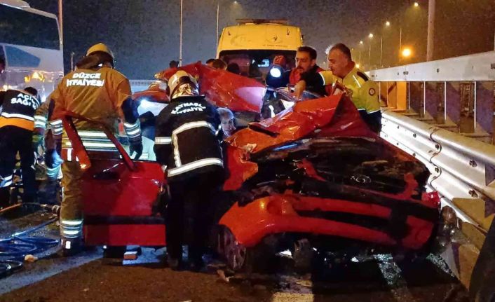 Otoyolda tıra arkadan çarpan otomobil hurdaya döndü: 4 yaralı