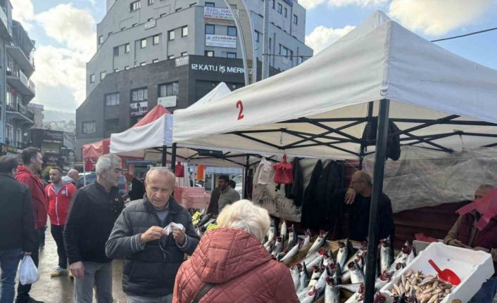 Palamut fiyatı düştü, vatandaş ilgi gösterdi