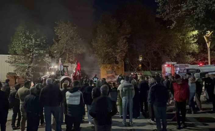 Palet deposunda çıkan büyük yangın 1 saatte söndürüldü