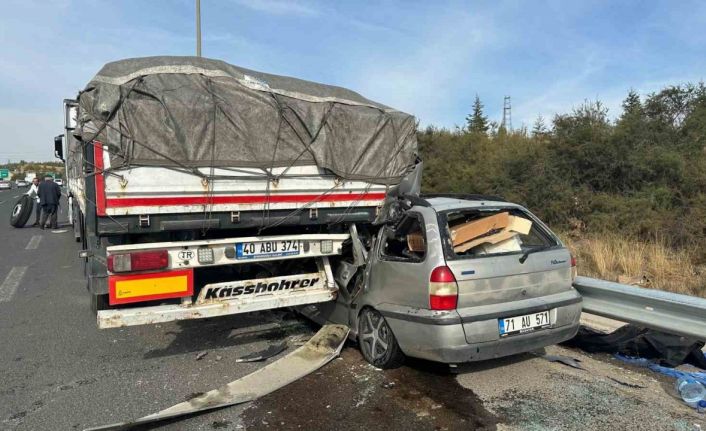 Park halindeki tıra ok gibi saplandı: 2 ölü 3 yaralı