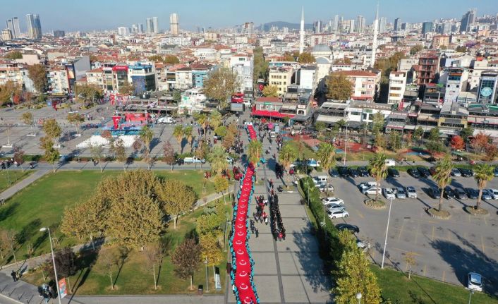 Pendik’te 101 metrelik Türk bayrağıyla Cumhuriyet kutlaması havadan görüntülendi