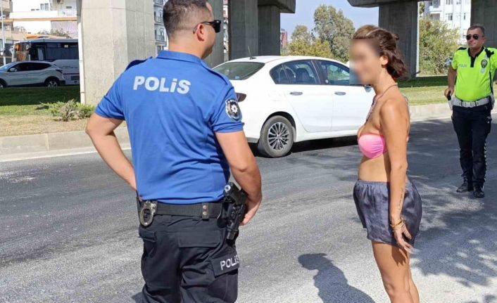 Polis ekiplerinin trafikteki bikinili genç kadınla imtihanı