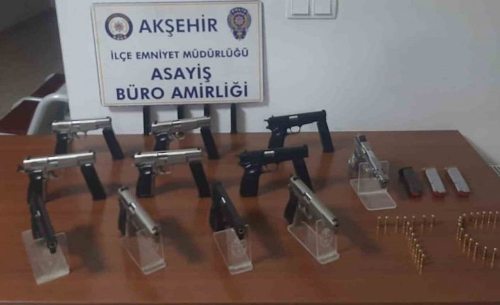 Polisin durduğu araçta 11 adet tabanca çıktı