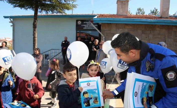 Polisler miniklere mesleklerini anlattı