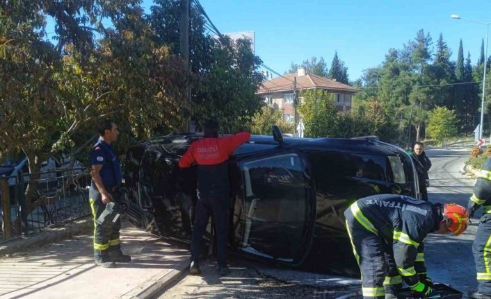 Refüje çarpan otomobil yan yattı; 2 yaralı