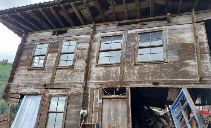 Rize’de asırlık ahşap ev heyelana yenik düştü