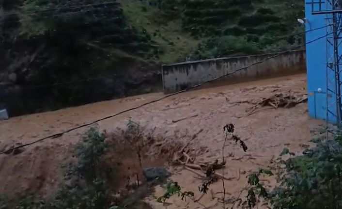 Rize’de heyelan nedeniyle mahalle yolları ulaşıma kapandı