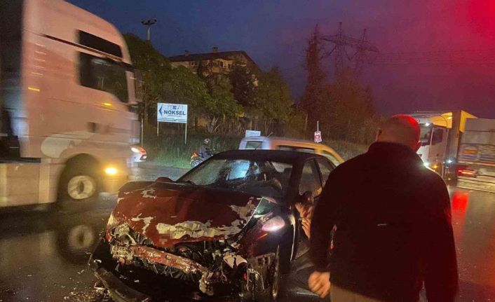 Sakarya’da otomobil ile servis midibüsü çarpıştı: 4 yaralı