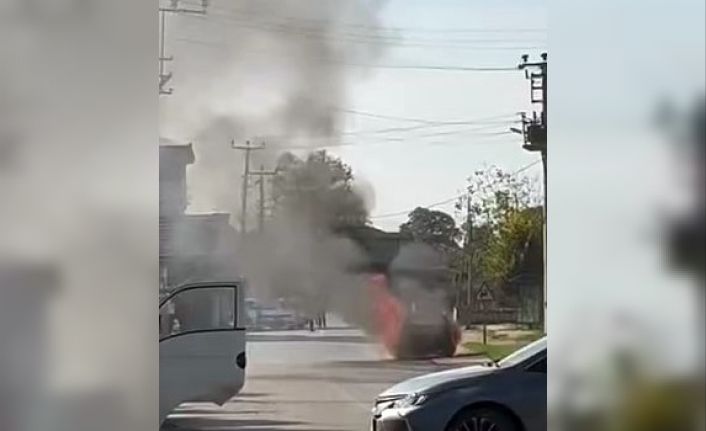 Sakarya’da seyir halindeki otomobil alevlere teslim oldu