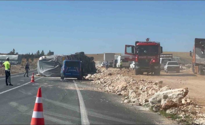 Saman balyası yüklü tır devrildi