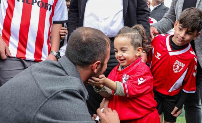 Şampiyon minikler kupayı Samsunspor kaptanının elinden aldı