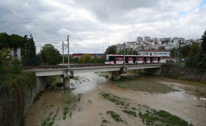 Samsun’da etkili olan sağanak, akarsuları coşturdu