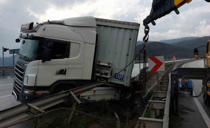 Samsun’da makaslama yapan tır bariyere çarptı