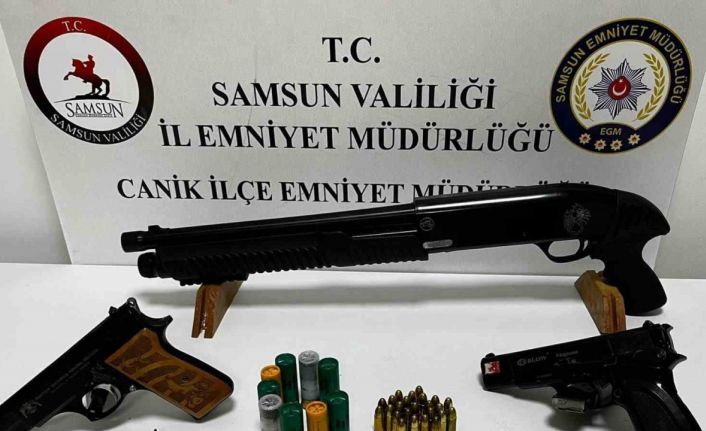 Samsun’da şüpheli araçta silah ele geçirildi