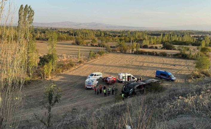 Şarampole devrilen yolcu otobüsünde 21 kişi yaralandı