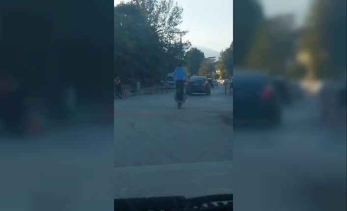 Scooter ile tehlikeli yolculuk kamerada