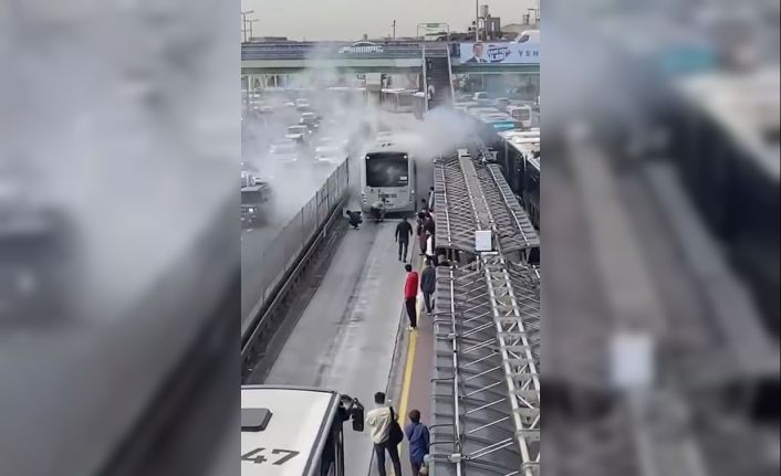 Sefaköy metrobüs durağında yangın paniği