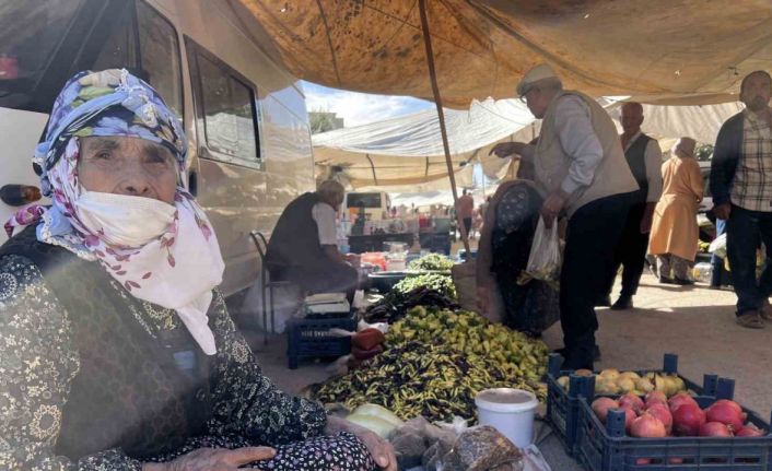 Semt pazarının en yaşlı satıcısı