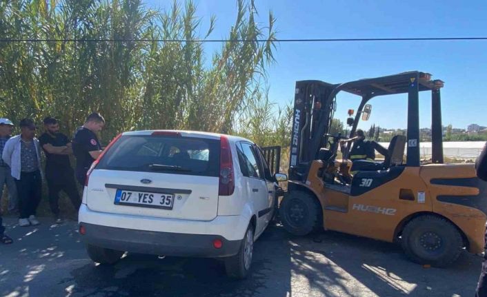 Serik’te forklift otomobilin motoruna saplandı, otomobil sürücüsü yaralandı