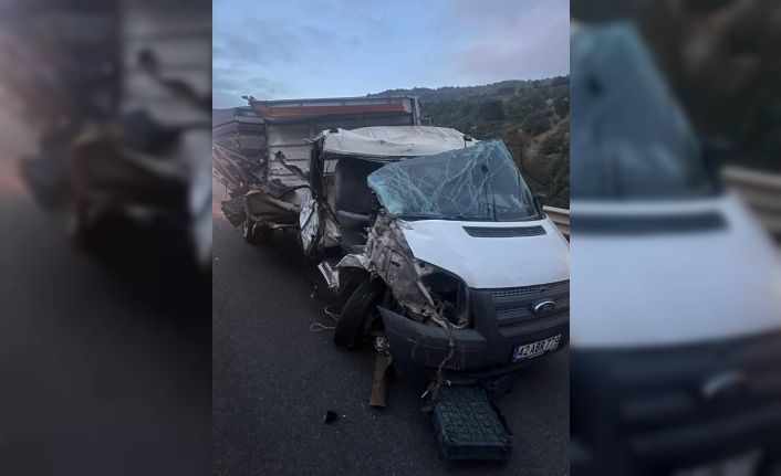 Seyir halindeki kamyonet tıra arkadan çarpıştı, 1 kişi yaralandı