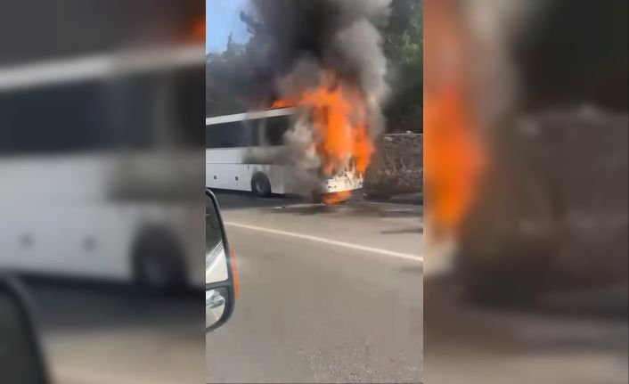 Seyir halindeki otobüs alev alev yandı