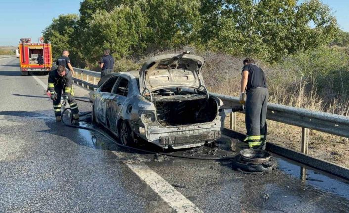 Seyir halindeki otomobil yanarak küle döndü