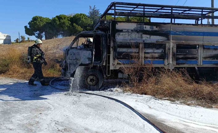 Seyir halindeyken alev alan kamyon kullanılmaz hale geldi