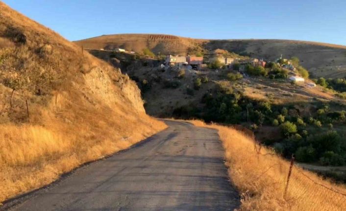 Siirt’te köy yolları onarılmaya devam ediyor