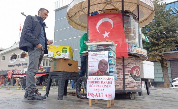 Simitçi, Fethullah Gülen’in ölümünü tatlı dağıtarak kutladı