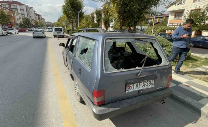 Sinir krizi geçiren vatandaş otomobilini hurdaya çevirdi