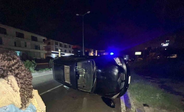 Sinop’ta kontrolden çıkan araç yan yattı