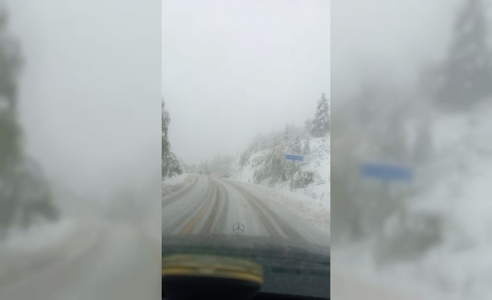 Sinop’un yüksek kesimlerine mevsimin ilk karı düştü