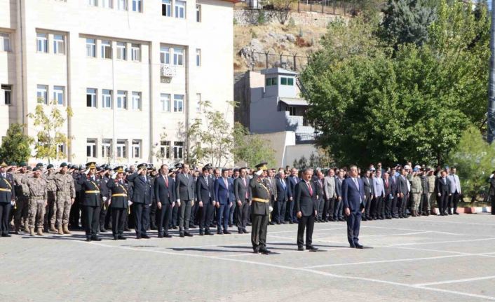 Şırnak’ta Cumhuriyet Bayramı kutlamaları çelenk töreniyle başladı