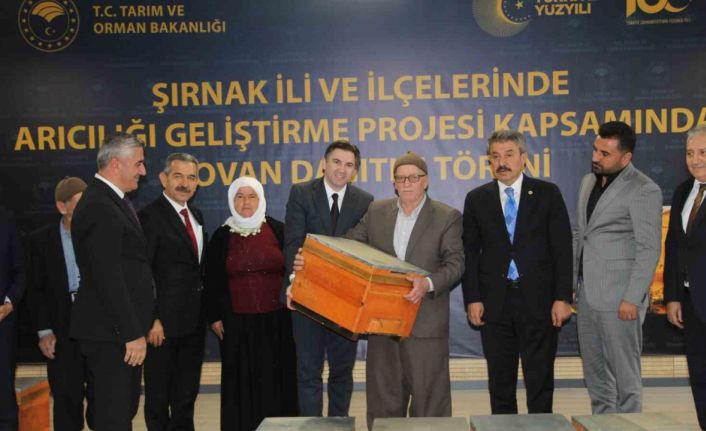 Şırnak’ta gezgin arıcılara 4 bin 600 kovan dağıtıldı