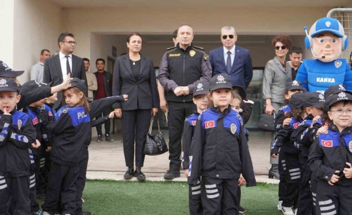 Şırnak’ta polis ve çocuklar gökyüzünü birlikte şenlendirdi