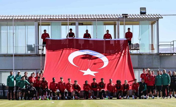 Sivasspor antrenmanda dev Türk bayrağı açtı