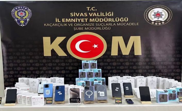 Sivas’ta onlarca kaçak telefon ve aksesuarları ele geçirildi