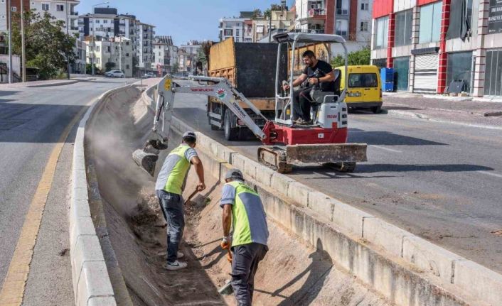 Su taşkını riskine karşı Kepez’de kanallar temizleniyor