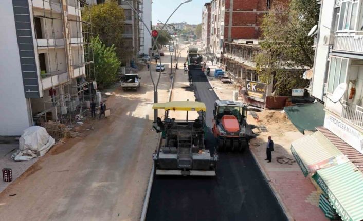 Sultan Fatih Caddesi’nde asfalt serim çalışmaları başladı