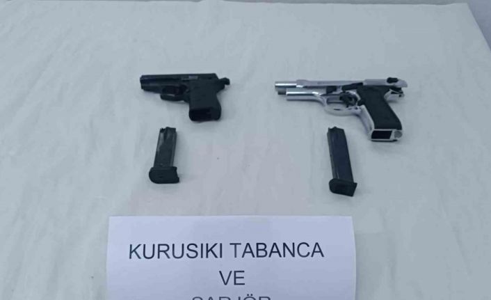 Şüphe üzerine durduruldu, kurusıkı tabancalarla yakalandı