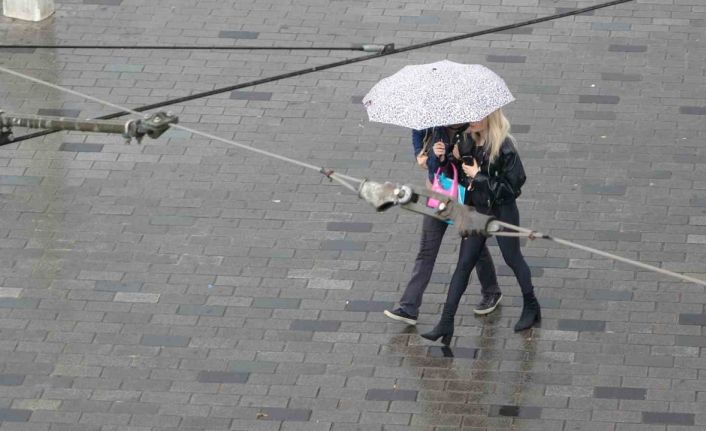 Taksim’de aniden bastıran yağmur vatandaşlara zor anlar yaşattı