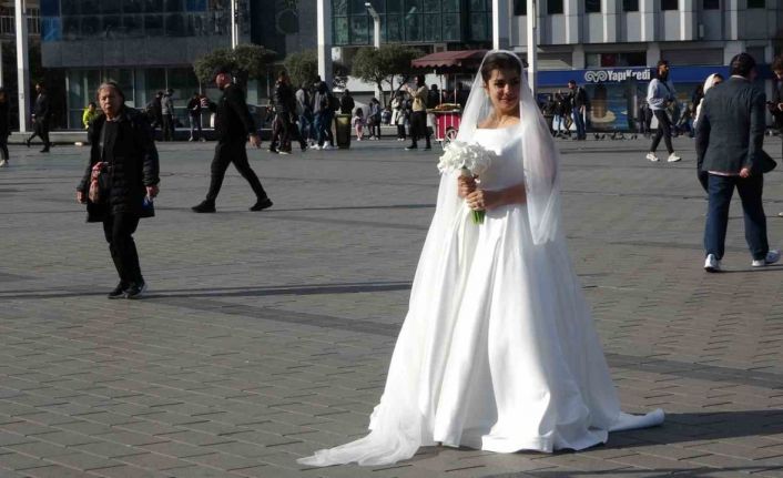 Taksim’de İranlı gelin ve damada yoğun ilgi