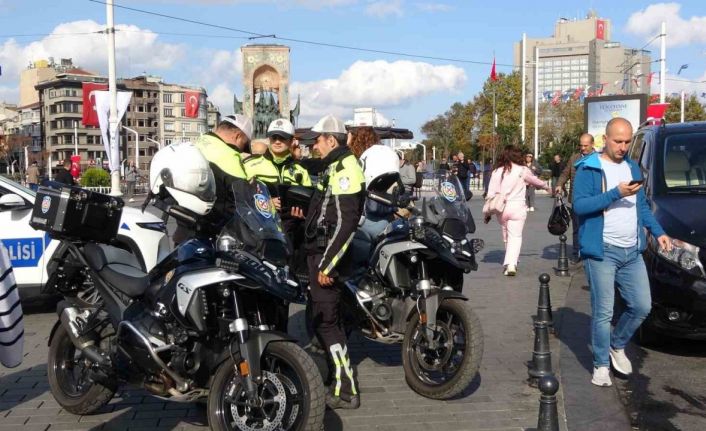 Taksim’de yaya yolunu işgal eden motosiklet sürücülerine ceza yağdı