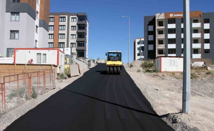 Talas’ta sonbahar asfaltı hız kesmiyor