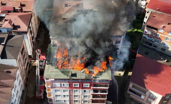 Tamir sırasında tutuşan çatı, alevlere teslim oldu