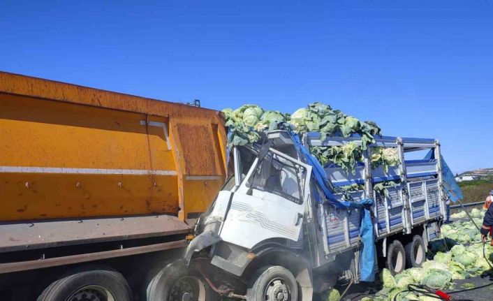 Tarsus’ta araçta sıkışan sürücüyü itfaiye ekipleri kurtardı