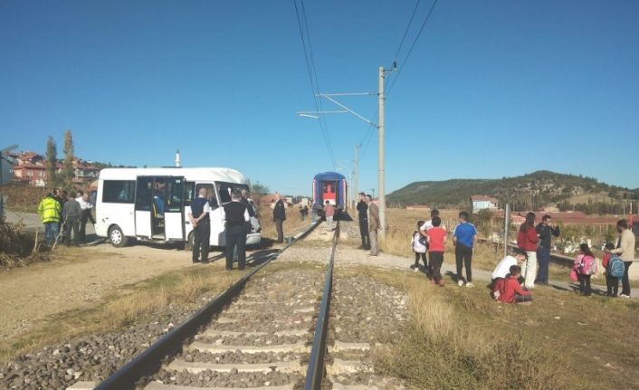 Tavşanlı’da öğrenci servisi trenin arka vagonuna çarptı