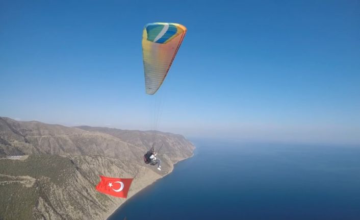 Tekirdağ’da yamaç paraşütçülerden Türk bayrağıyla Cumhuriyet uçuşu