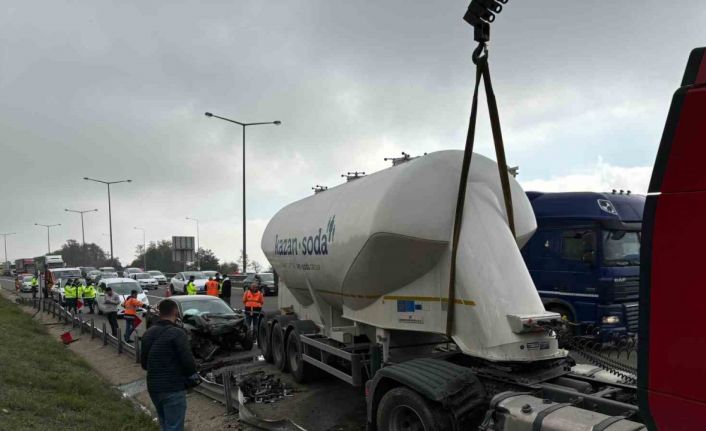 TEM’de karşı şeride geçen tanker ortalığı karıştırdı: 2 yaralı