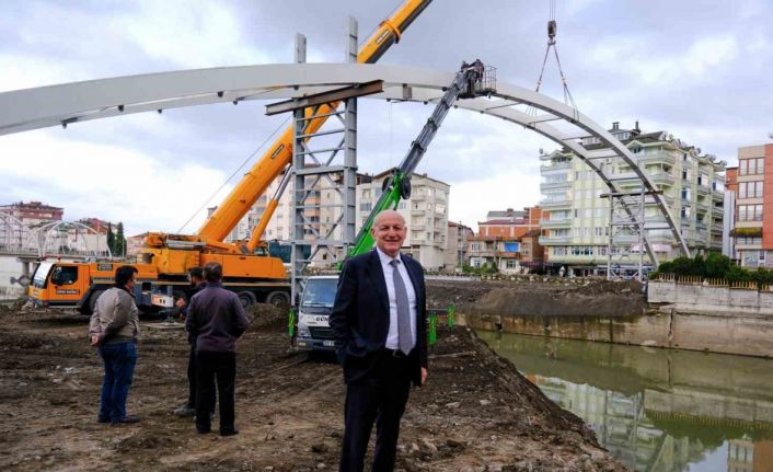 Terme’de yaya köprüsünün montajına başladı